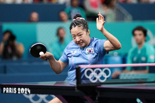 2일(현지시간) 프랑스 파리 사우스 파리 아레나에서 열린 2024 파리올림픽 탁구 여자 단식 4강전에서 한국 신유빈이 중국 천멍을 상대하고 있다. [파리=연합뉴스]